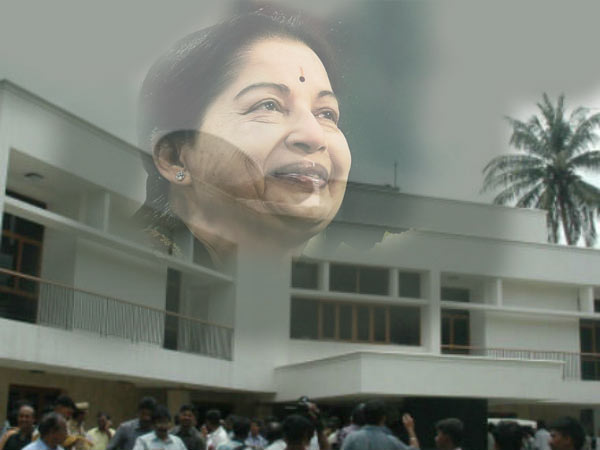 శశికళ ఫ్యామిలీ గుప్పిట్లో !