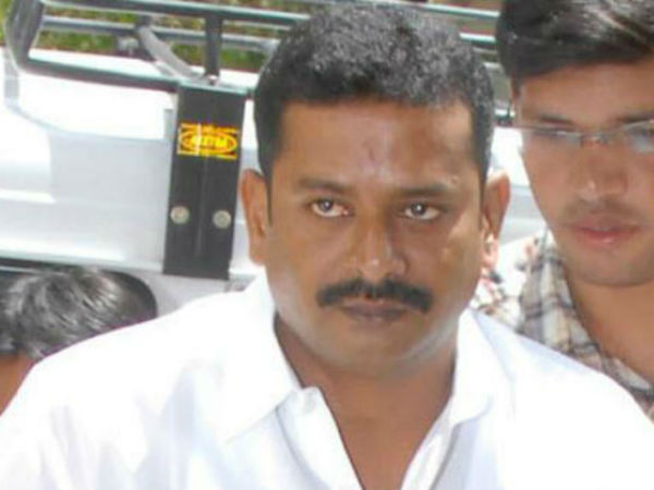 కాంట్రాక్టులు చేసేవాడు