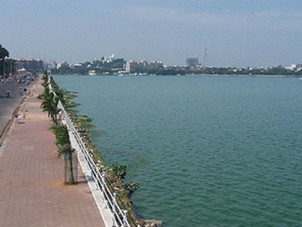 Auto Driver attempt suicide at Tankbund along with three children Auto Driver attempt suicide at Tankbund along with three children