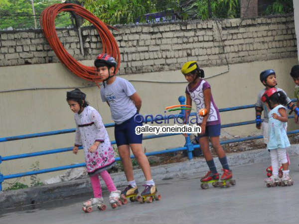 కొందరు అధికారులకు కార్లు.. మిగతా వారికి లక్షలతో సంతర్పణ