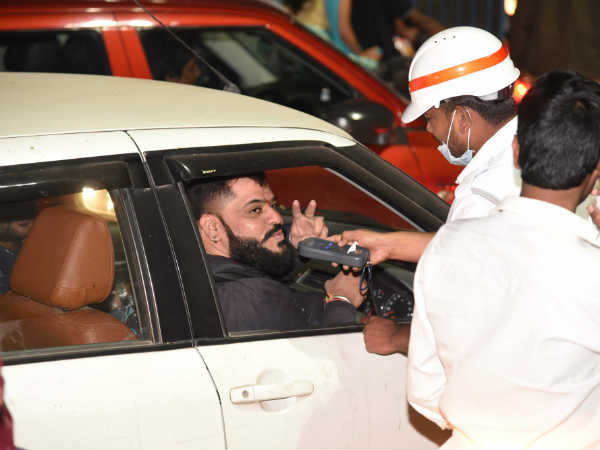 మరో వాహనంలో వెళ్లిన ప్రదీప్ మరో వాహనంలో వెళ్లిన ప్రదీప్