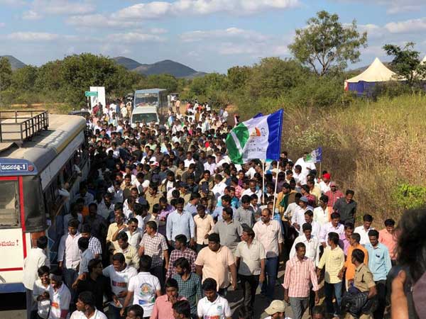  జగన్ యాత్రకు మహిళల హారతులు