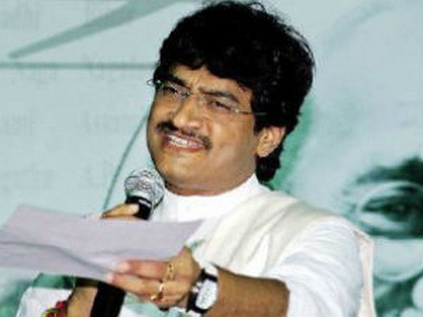  గజల్ శ్రీనివాస్‌కు ఆమె సహకరించేది