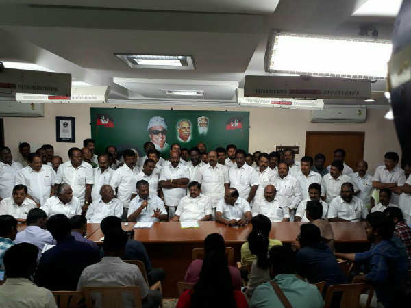 ఒక్క రోజు ముందే షాక్