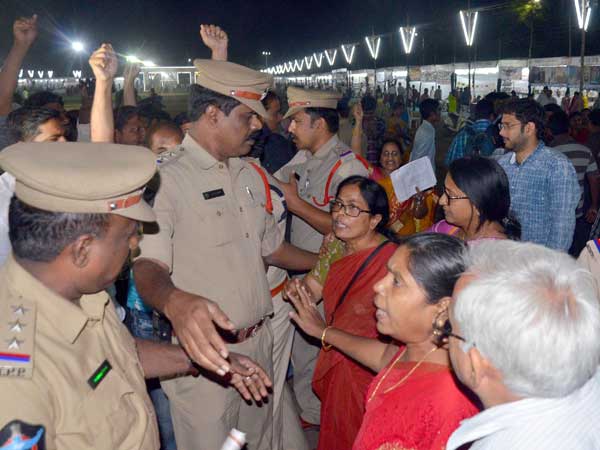  ఆందోళకు దిగింది వీరే...