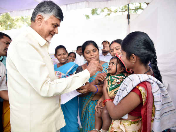 అవినాశ్ చేతి నుంచి మైక్ లాక్కోబోయిన టీడీపీ కార్యకర్త అవినాశ్ చేతి నుంచి మైక్ లాక్కోబోయిన టీడీపీ కార్యకర్త