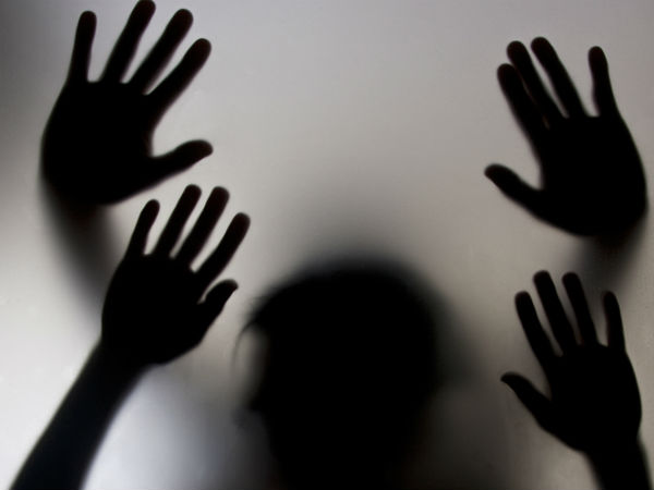 కామాంధులు వేధించారు కామాంధులు వేధించారు