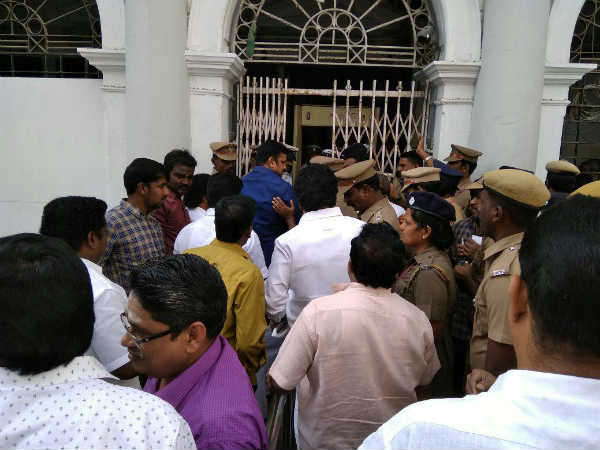 సహాయం చేశారు