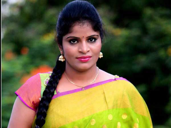 రెండు కార్ల మధ్య నలిగిపోయారా రెండు కార్ల మధ్య నలిగిపోయారా