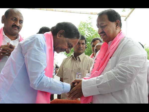 కాంగ్రెస్ నుండి బయటకు వెళ్ళేలా చేశారు