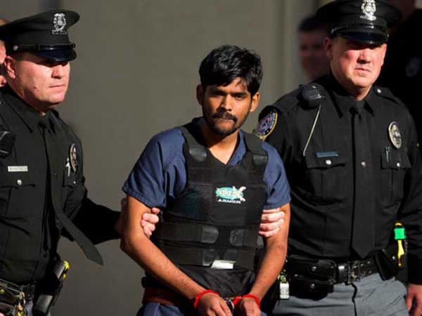 దాంతో రఘునందన్ పట్టుబడ్డాడు దాంతో రఘునందన్ పట్టుబడ్డాడు