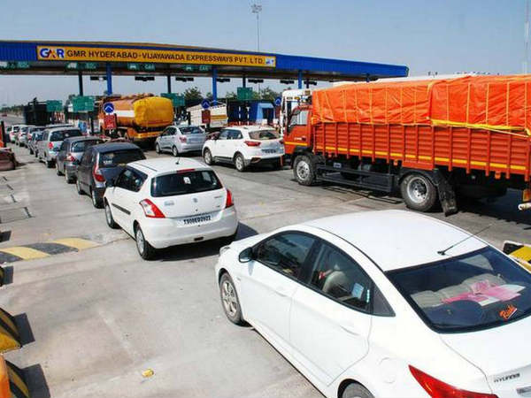  టోల్‌గేట్ల దగ్గర ట్రాఫిక్‌ జాం