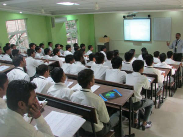  సిబ్బందికి సరిపడా వేతనాల చెల్లింపుల్లో నిర్లక్ష్యం