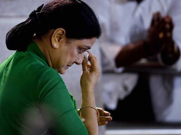 లైబ్రరీలో శశికళ