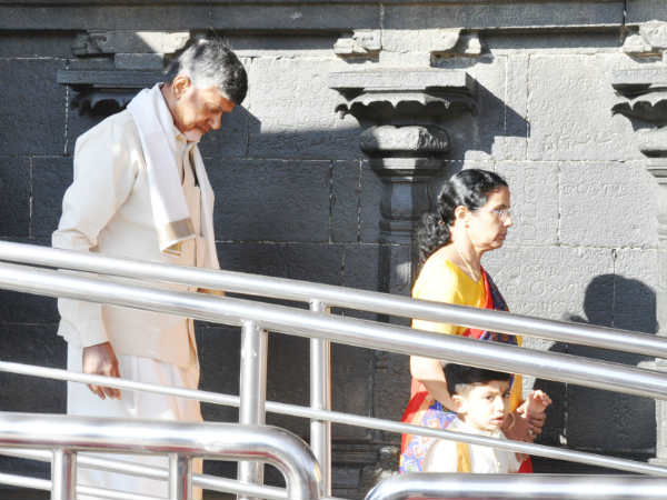 ఇద్దరు తాతల ముద్దుల మనవడు... ఇద్దరు తాతల ముద్దుల మనవడు...