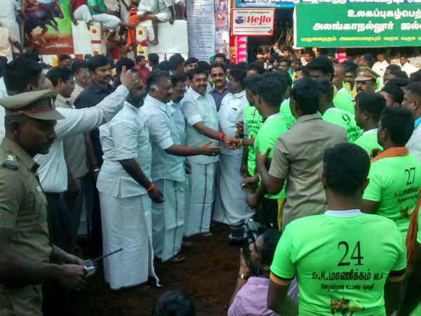 స్టిక్కర్లతో జిగేల్మంటున్న కార్లు