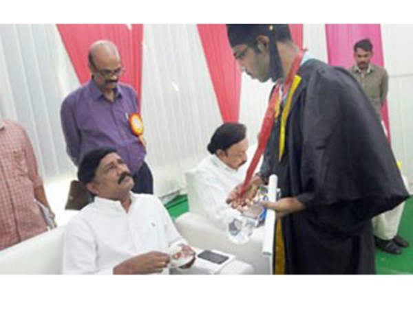 ఇక్కడొద్దు...ఫోన్ లో...పర్సనల్ గా మాట్లాడు... ఇక్కడొద్దు...ఫోన్ లో...పర్సనల్ గా మాట్లాడు...