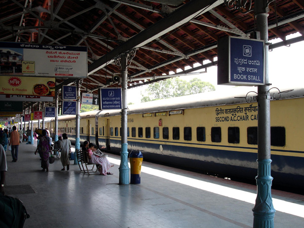 సుమారు 5000 లెవెల్ క్రాసింగ్‌ల తొలగింపు