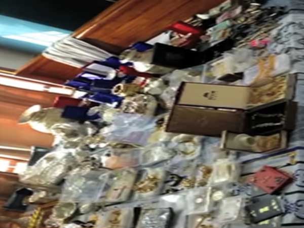 నివాసంలో చూస్తే...ఆస్తులే ఆస్తులు నివాసంలో చూస్తే...ఆస్తులే ఆస్తులు