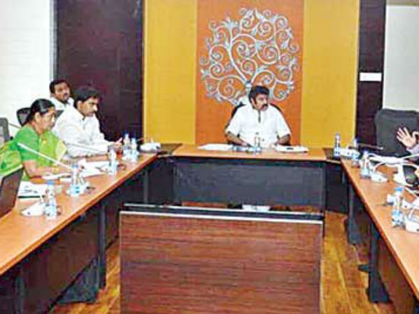 సీఎం కుర్చీలో..