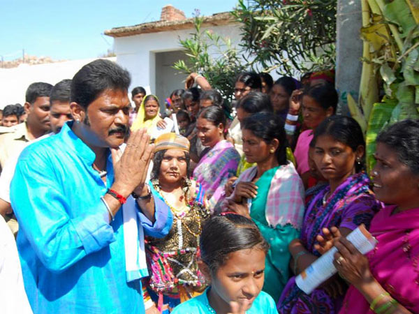 నాయకులతో భేటీ నాయకులతో భేటీ