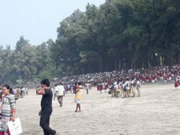 35 rescued after boat with 40 school students on board capsizes near Maharashtra's Dahanu 35 rescued after boat with 40 school students on board capsizes near Maharashtra's Dahanu