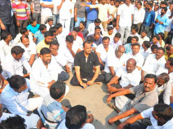 బైఠాయించిన కోమటిరెడ్డి.. జిల్లా బంద్‌కు పిలుపు