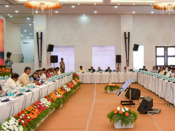  అధికారుల మధ్య...వాగ్వాదం... 