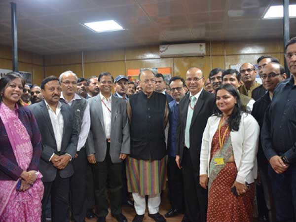  బ్రిటన్ నుంచి సంప్రదాయంగా ఇలా బ్రీఫ్ కేసు