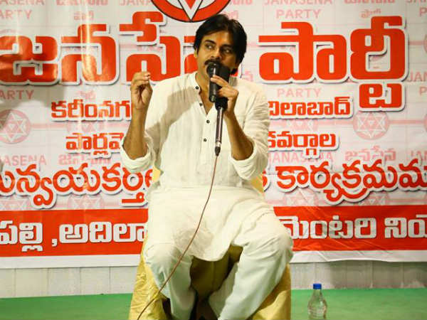 పవన్ చేతిలో రెండు సినిమాలు, కానీ పవన్ చేతిలో రెండు సినిమాలు, కానీ