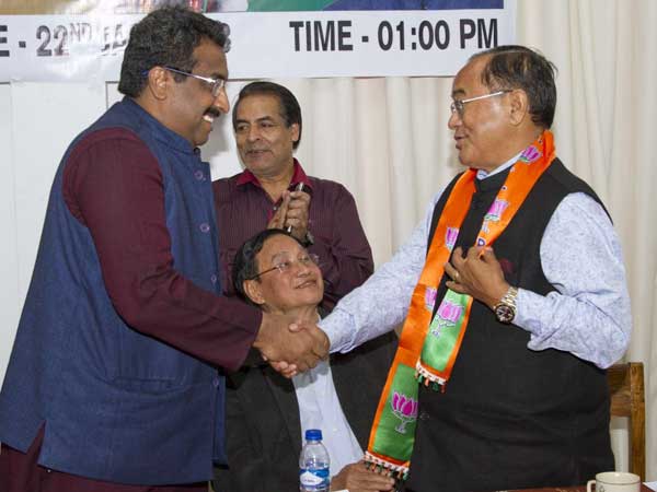  బీజేపీలోకి మాజీ సీఎంతోపాటు