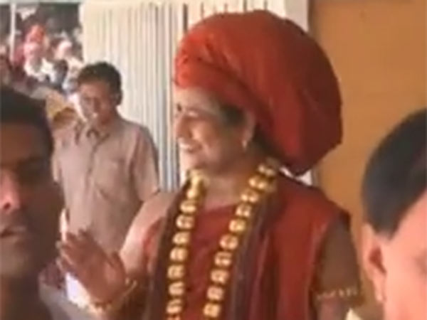 నిత్యానంద శిష్యుడి చేతివాటం