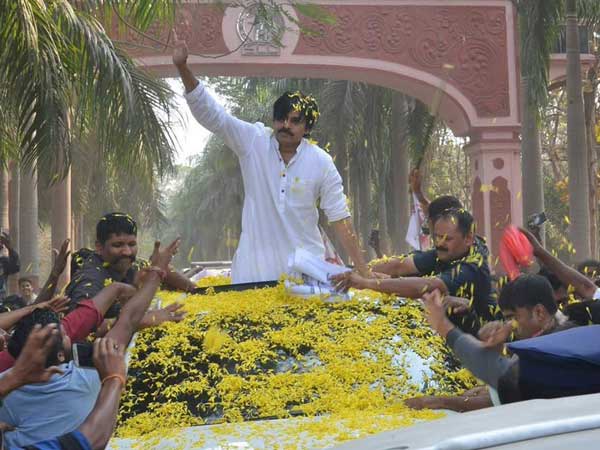 కదిరి ఆలయంలో పూజలు కదిరి ఆలయంలో పూజలు