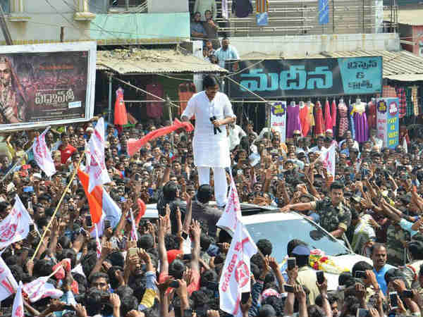 ధర్మవరంలో చేనేత కార్మికులతో...