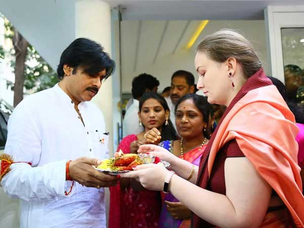 తరలి వస్తున్న అభిమానులు