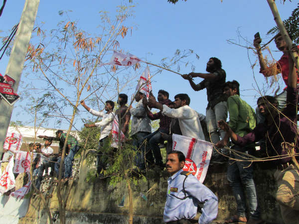 అంజన్న గుడికి రూ.11 లక్షల విరాళం అంజన్న గుడికి రూ.11 లక్షల విరాళం