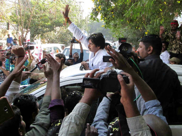  పవన్ వాహనం ఆగలేదు..