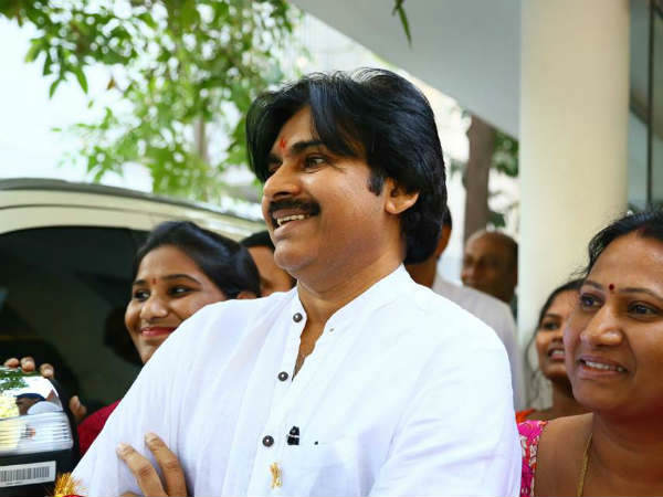 పవన్ కల్యాణ్ అభిమానులతో సమావేశాలు...