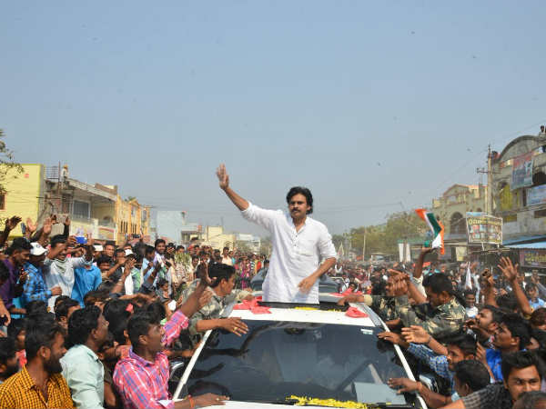  పవన్ కాన్వాయ్‌పైకి చెప్పు.