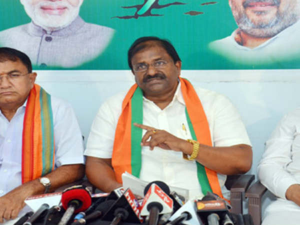 ఈసారి దాడి...ఉండవల్లిపై...ఆయనో ఖాళీ చక్రవర్తి... ఈసారి దాడి...ఉండవల్లిపై...ఆయనో ఖాళీ చక్రవర్తి...