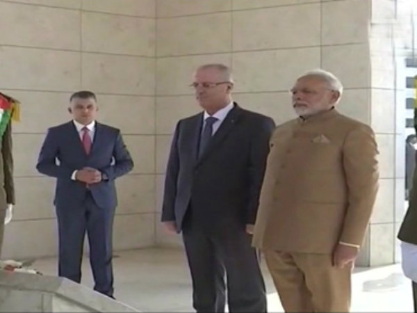 యాసర్ అరాఫత్ సమాధి వద్ద నివాళి