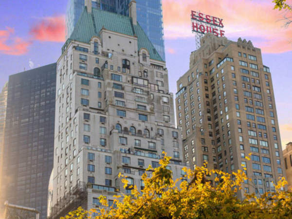 ఓ లగ్జరీ సూట్‌లో భార్యతో కలిసి...