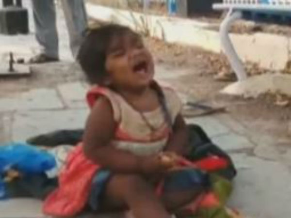 అమ్మ కావాలి అంటూ చిన్నారి