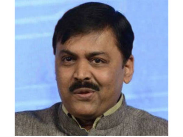 హోదాతో పబ్బం గడుపుకుంటున్నారు..