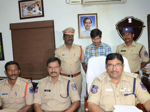 ఉద్యోగం కోసం కోచింగ్ తీసుకుంటూ..