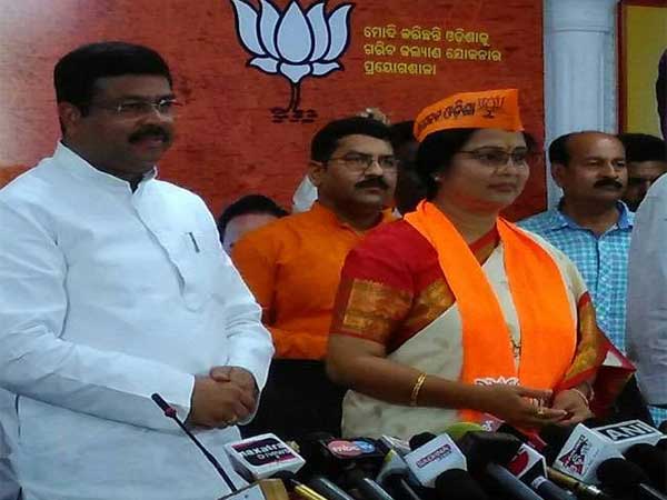  అప్పుడు ఆమె ఇలా...