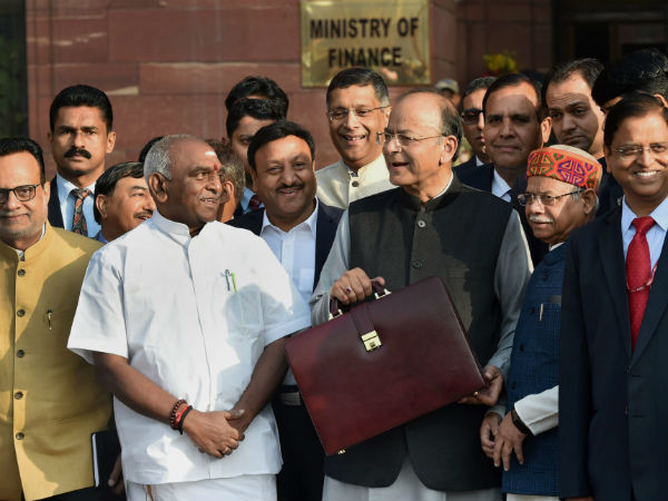 బడ్జెట్ బ్రీఫ్‌ కేసు వెనక...