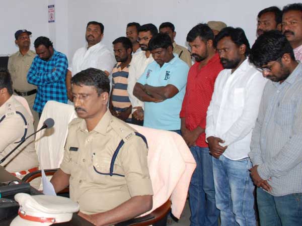  తీవ్ర ఆందోళనలో సీఐ కుటుంబం...