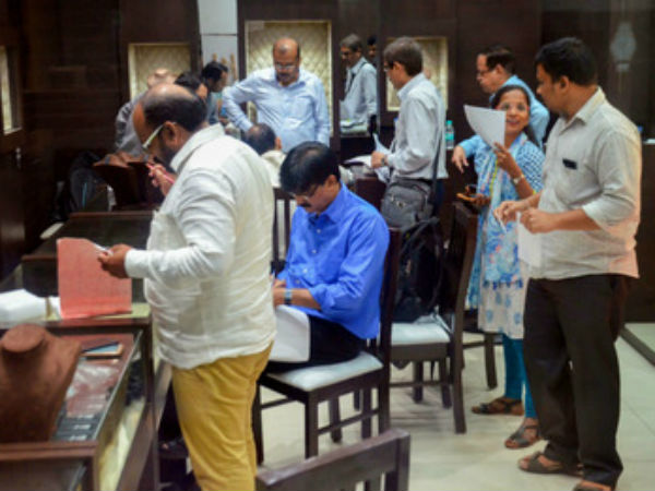 సీబీఐ అదుపులో గీతాంజలి, ఫైర్స్టార్ డైమండ్స్ అధికారులు సీబీఐ అదుపులో గీతాంజలి, ఫైర్స్టార్ డైమండ్స్ అధికారులు