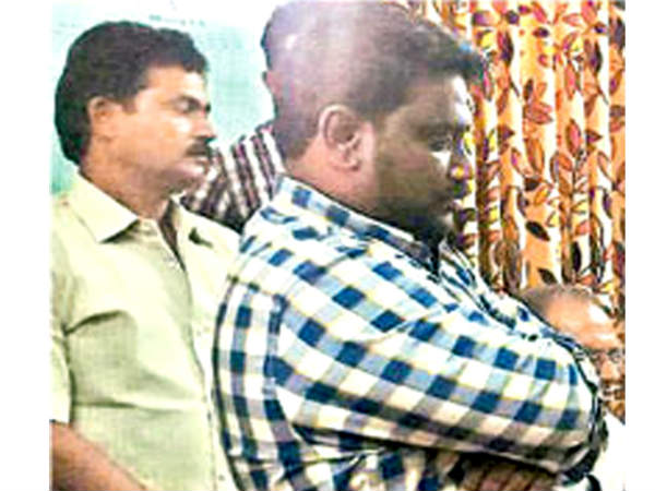 వీళ్లే మోసగాళ్లు...ఇద్దరూ ప్రభుత్వ ఉద్యోగులు...